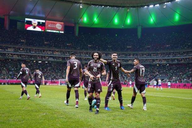 Chino Huerta celebra un gol con México (Imago7)