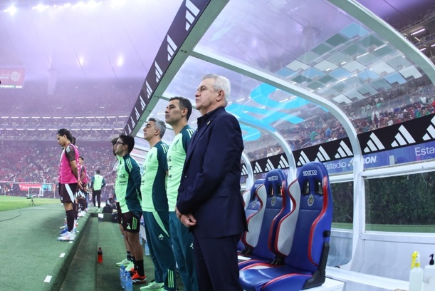 Javier Aguirre y cuerpo técnico en un juego del Tri (Imago7)