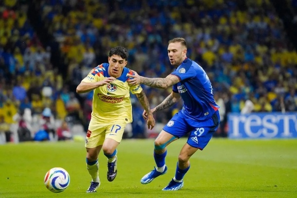 Zendejas y Rotondi pelean el balón en la Final del Clausura 2024 (Imago7)