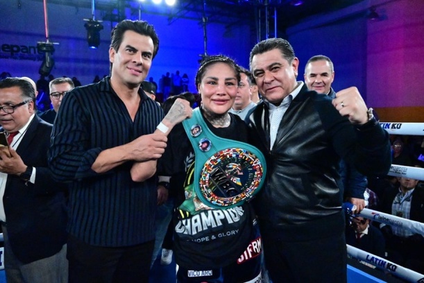 Barby Juárez presume su título (Latin KO Promotions)
