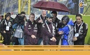 Javier Aguirre es custodiado en su salida del campo (Imago7)
