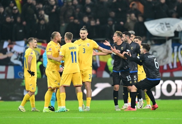 Jugadores de Kosovo y Rumanía discuten en el partido (AFP)