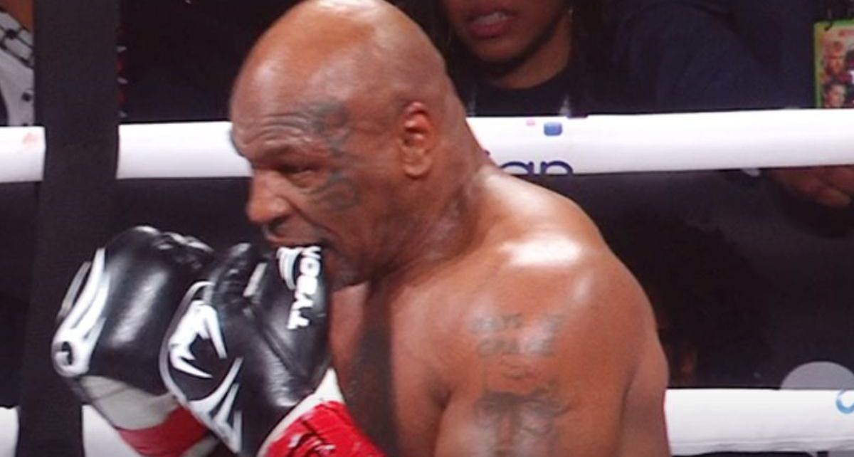Mike Tyson no dejaba de morder su guante durante la pele | Foto: Netflix en X |