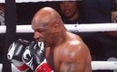 Mike Tyson no dejaba de morder su guante durante la pele | Foto: Netflix en X |