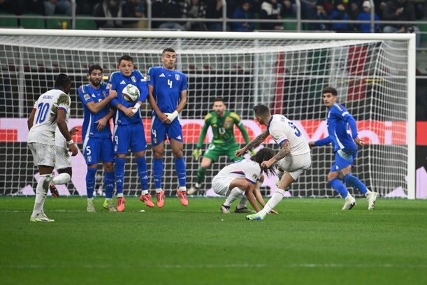 Digne ejecuta su tiro libre de gol contra Italia (AFP)