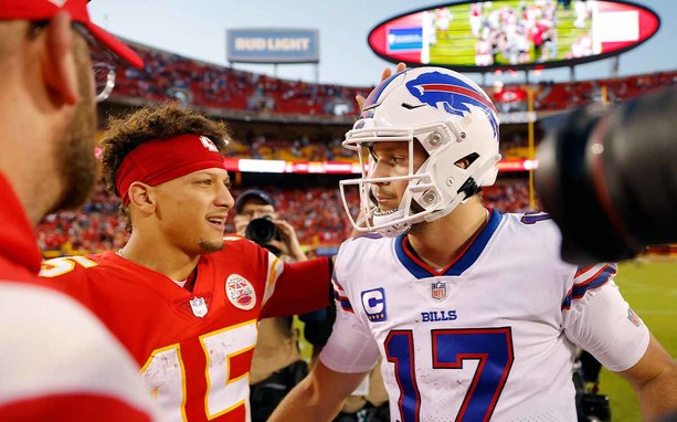 Patrick Mahomes y Josh Allen saludándose tras el partido de NFL. (AFP)