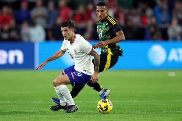 Pulisic conduce el balón ante la presión rival (AFP)