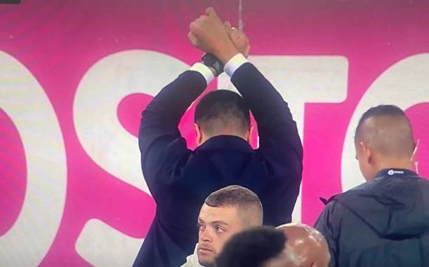 Gesto de cárcel de Efraín Juárez al salir del campo (Captura)