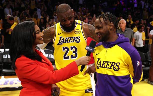 LeBron junto a su hijo Bronny James en una entrevista (Reuters)