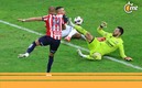 Chicharito disparó y el balón pegó en la mano de Doria. (Foto: Imago7)