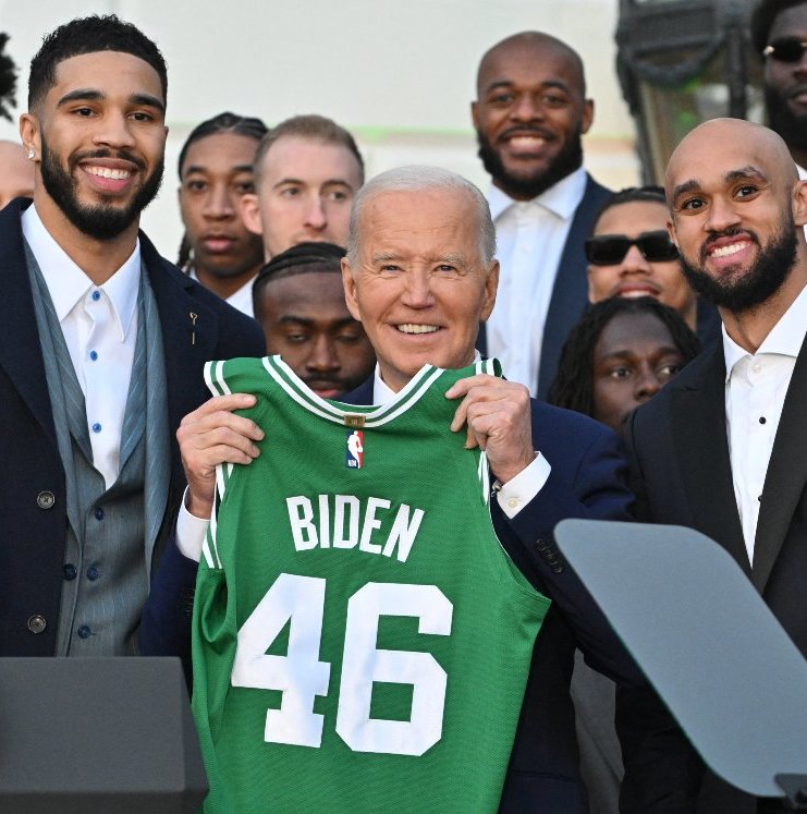 Joe Biden recibe playera de Boston Celtics (Foto: AFP)