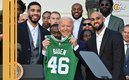Joe Biden recibe playera de Boston Celtics (Foto: AFP)
