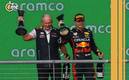 Max Verstappen festeja con Helmut Marko en un podio (Reuters)