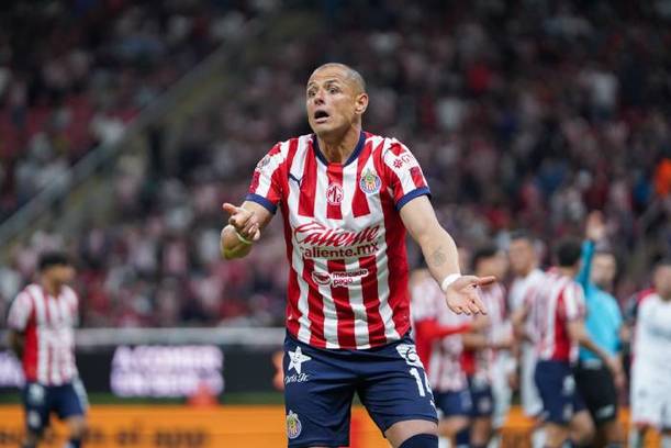 Chicharito reclama en un juego de Chivas (Imago7)