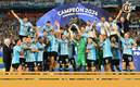 Racing levanta el trofeo de la Copa Sudamericana (AFP)