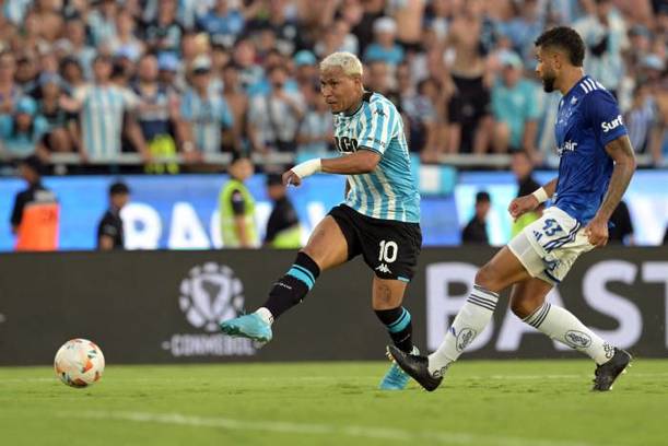 Roger Martínez dispara para el gol del título (AFP)