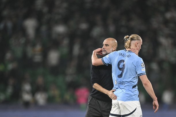 Guardiola no vive su mejor momento en el Manchester City (AFP)