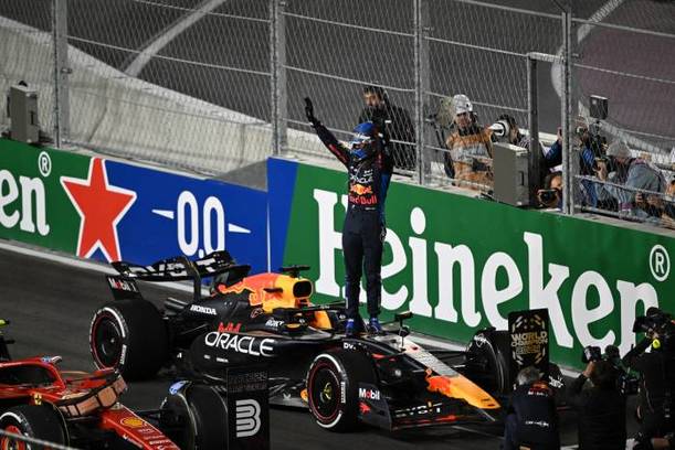 Max Verstappen festeja el título al bajar de su Red Bull (AFP)