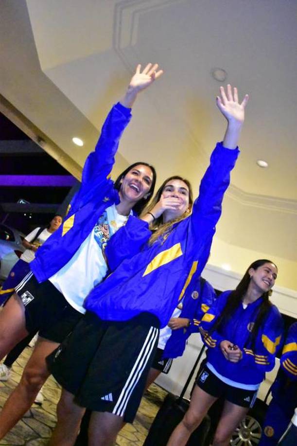 Futbolistas de Tigres escuchan la serenata (@TigresFemenil)
