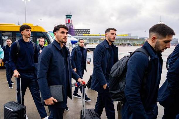 Giménez y sus compañeros en su arribo a Manchester (@Feyenoord)