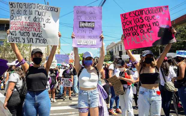 Los carteles siempre resaltan en las frases feministas. (Reuters)