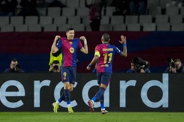 Lewandowski festeja su gol 100 en Champions (EFE)