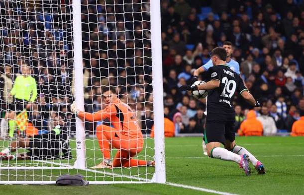 Santiago Giménez remató así para anotar al Manchester City (Reuters)