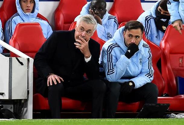 Carlo Ancelotti observa un juego del Real Madrid (EFE)