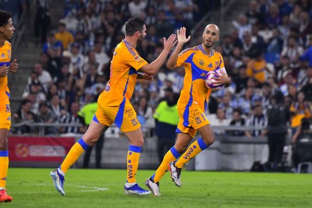 Guido Pizarro con Gignac tras un gol de Tigres (Imago7)