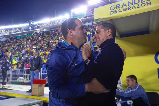André Jardine y Renato Paiva, en su saludo previo al juego (Imago7)
