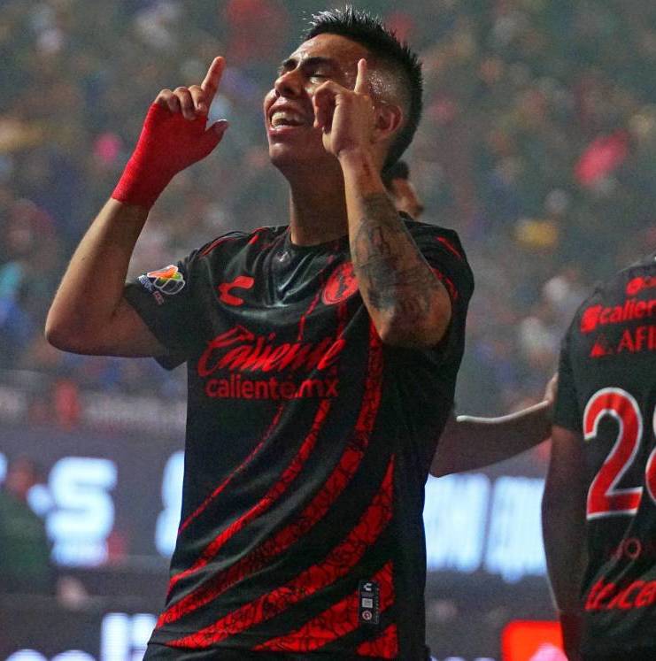 Efraín Álvarez festeja su gol ante Cruz Azul (Mexsport)