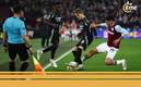 Edson Álvarez busca arrebatar el balón ante Arsenal (AFP)