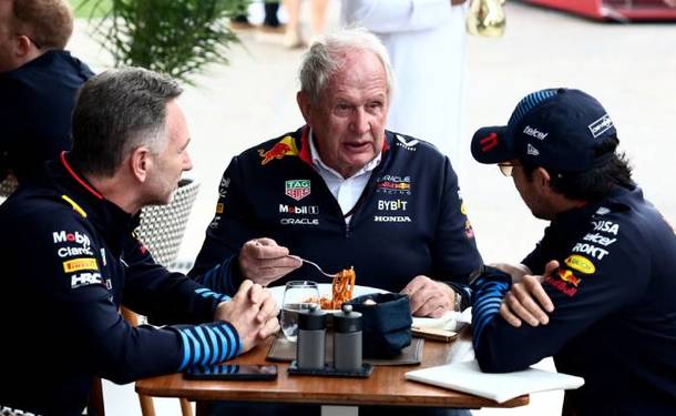 Checo Pérez platica con Helmut Marko y Christian Horner (Reuters)
