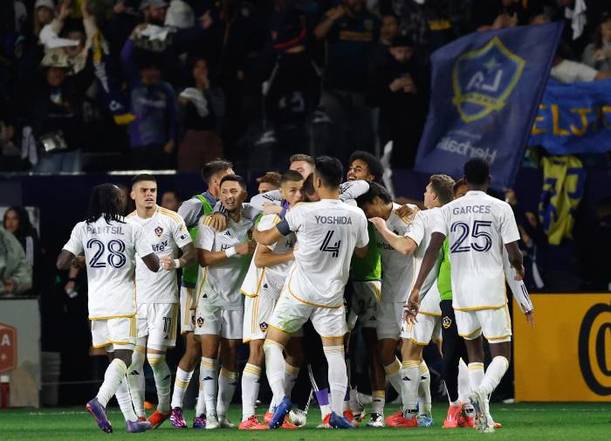 Jugadores del Galaxy festejan el gol a Seattle (AFP)