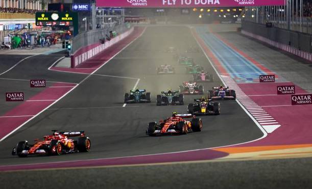 Pilotos de Ferrari con perseguidos en el GP de Qatar (Reuters)