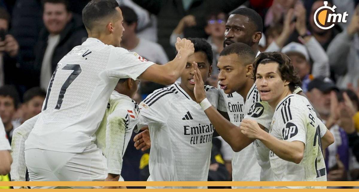 Festejo de Mbappé con sus compañeros (EFE)