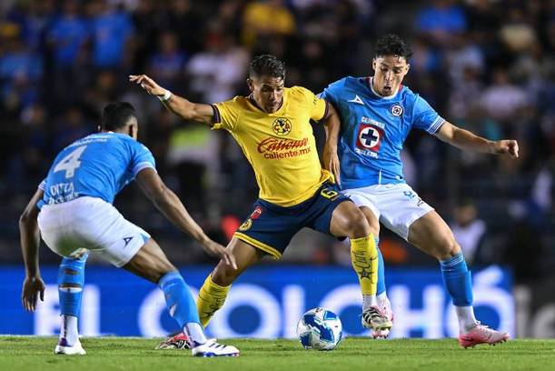 Dos Santos y Faravelli pelean el balón en el último Clásico Joven (Imago7)
