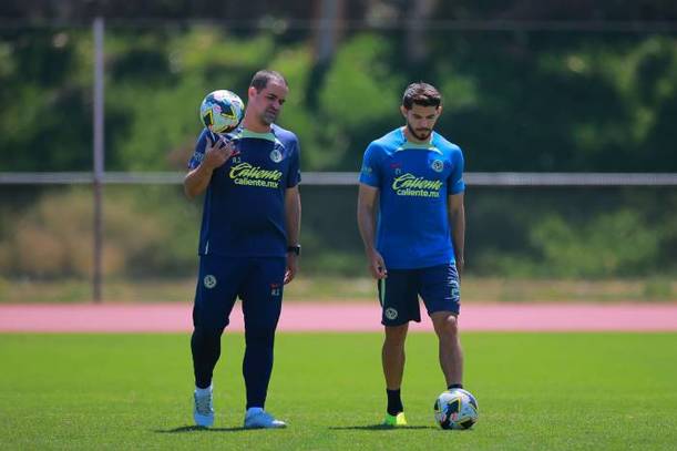 André Jardine con Henry Martín en un entrenamiento de América (Imago7)