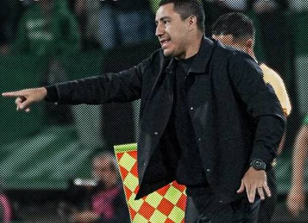 Efraín Juárez da indicaciones a su equipo (@NacionalOficial)