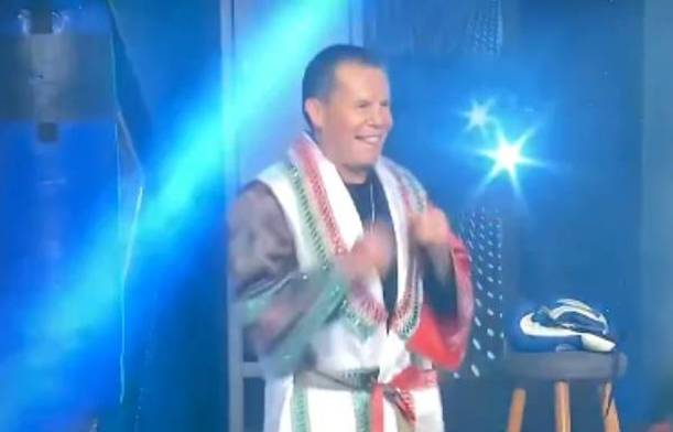 Julio César Chávez con su vestimenta de entrada (Captura)