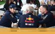 Sergio Pérez en charla con Helmut Marko y Christian Horner (Reuters)