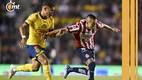 Jonathan Dos Santos y Piojo Alvarado pelean un balón en el Clásico (Imago7)