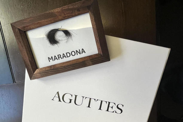 Subastan mechón de cabello de Maradona (Foto: EFE)