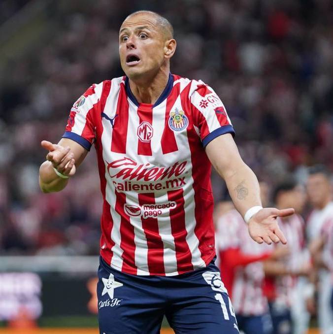 Chicharito reclama en un juego de Chivas (Imago7)