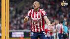 Chicharito reclama en un juego de Chivas (Imago7)