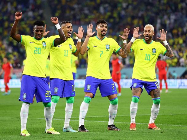 Jugadores de Brasil bailan en festejo (Reuters)