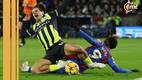 Grealish recibe una falta en el juego ante Crystal Palace (Reuters)