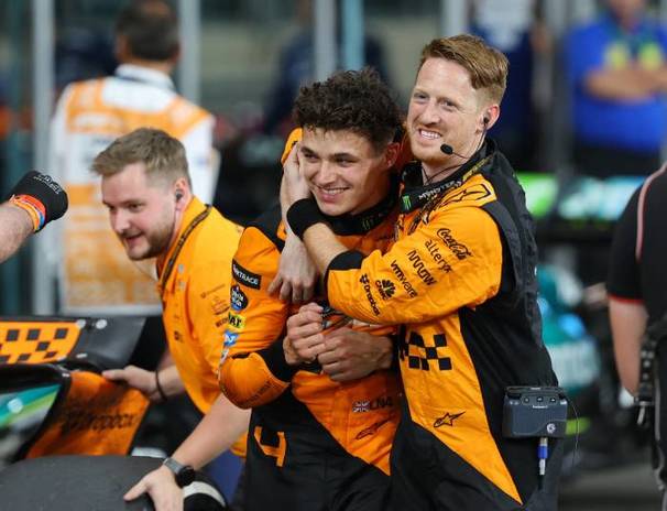 Lando Norris es felicitado en McLaren (Reuters)