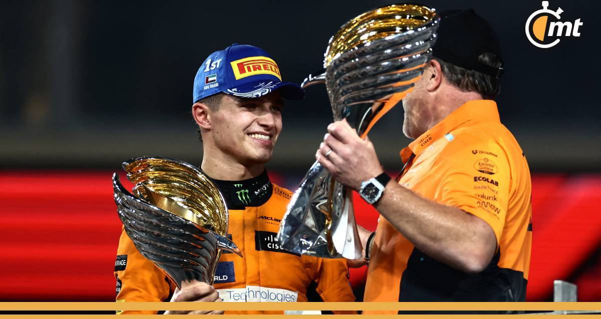 Lando Norris y Zak Brown levantan sus respectivos trofeos en Abu Dhabi (Reuters)