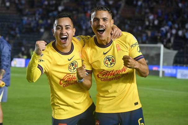 Jonathan Dos Santos y Erick Sánchez festejan el triunfo ante Cruz Azul (Imago7)
